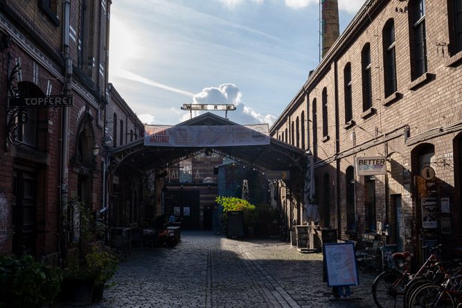 Werk2 Gelände Blick in den Hof des alten Industriegeländes mit Kopfsteinpflaster